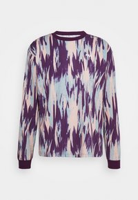 Chemise à manches longues violette avec un motif abstrait bleu et rose, dotée d'un col rond et de poignet côtelés, fabriquée en tissu doux.