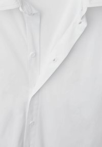 Witte overhemden met een gladde textuur, voorzien van een puntige kraag en een zichtbare knopenlijst. Minimalistisch ontwerp, geen patronen of accenten.