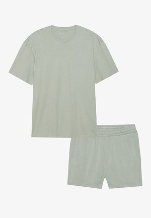 Ανοιχτό πράσινο βαμβακερό t-shirt με κοντά μανίκια και στρογγυλή λαιμόκοψη, συνδυασμένο με αντίστοιχες ανοιχτού πράσινους σορτς που διαθέτουν ελαστική μέση και πλαϊνές τσέπες.