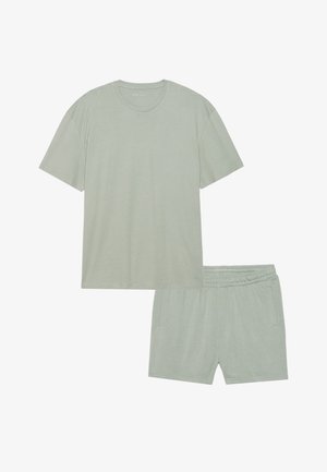 Ανοιχτό πράσινο βαμβακερό t-shirt με κοντά μανίκια και στρογγυλή λαιμόκοψη, συνδυασμένο με αντίστοιχες ανοιχτού πράσινους σορτς που διαθέτουν ελαστική μέση και πλαϊνές τσέπες.