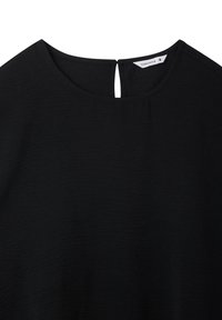 Top nero a maniche corte con tessuto testurizzato. Presenta una scollatura rotonda e un dettaglio a forma di chiave sul retro. Etichetta del marchio visibile all'interno.