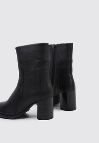 Sandra Fontán Botines - black