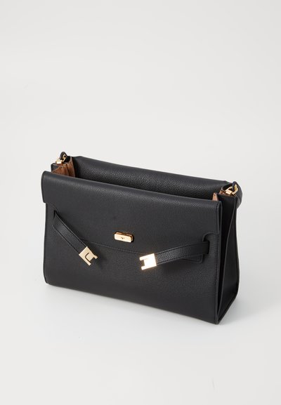 Geantă de mână din piele neagră, cu un finisaj texturat, formă rectangulară, închidere frontală și accesorii de culoare aurie. Dispune de două mânere pentru o închidere sigură.