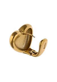 Náušnice z kovu ve zlatém tónu s kulatým otevřeným designem, který má texturovaný vnitřní povrch a bezpečný upevňovací mechanismus.