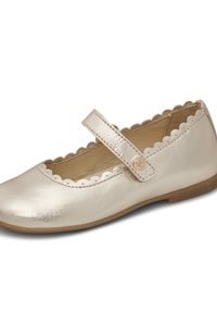 Scarpa Mary Jane in metallo dorato con bordi scallopati, cinturino e bottone decorativo. Design con punta arrotondata e suola piatta. Texture liscia.