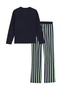 Mornaritska majica s dolgimi rokavi v kombinaciji s črtastimi hlačami v zeleni in mornarsko modri barvi. Hlače imajo elastičen pas in vertikalne črte. Mehka bombažna tkanina.