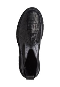 Stivaletto in pelle nera con un motivo lucertola testurizzato, pannelli laterali elasticizzati e punta rotonda con suola piatta.