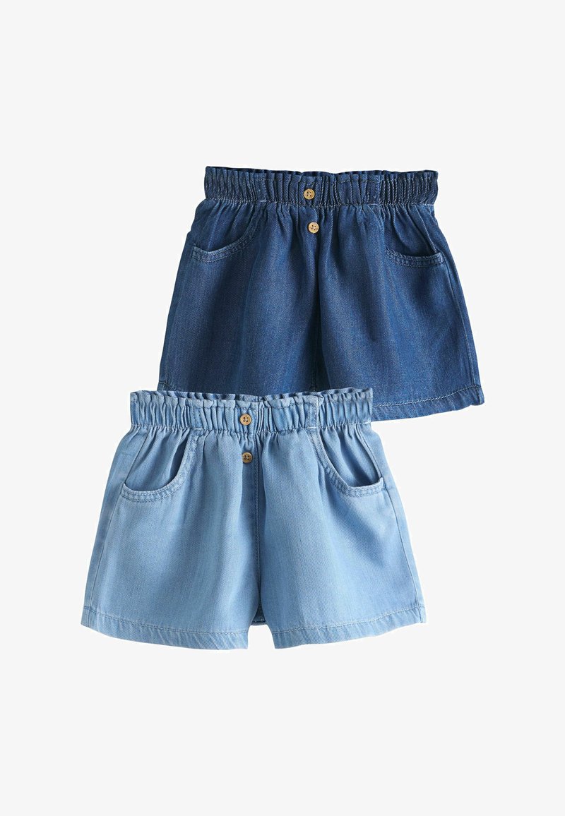 Dwie pary jeansowych szortów z elastycznymi pasami i przednimi guzikami, jedna w ciemnym niebieskim, druga w jasnym niebieskim kolorze, obie z przednimi kieszeniami.