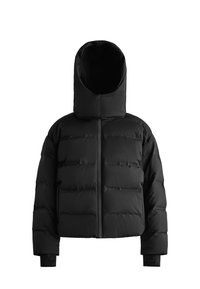 Crna puffer jakna s visokim ovratnikom i kapuljačom. Ima zatvarač, quilted teksturu i elastične manžete za toplinu i udobnost.