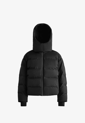 Zwarte pufferjack met een hoge kraag en capuchon. Heeft een ritssluiting, een gewatteerde textuur en elastische manchetten voor warmte en comfort.