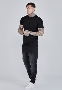 SIKSILK Marškinėliai su spaudiniu - black