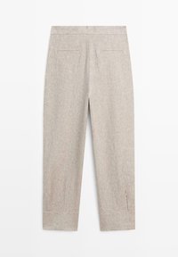 Lichtbeige, op maat gemaakte broek met paspelzakken aan de achterkant en een rechte pijp, gemaakt van een gestructureerde linnenmixstof.