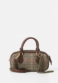 Des poignées et des accents en cuir marron mettent en valeur un sac en textile à carreaux avec une fermeture éclair dorée, une bandoulière amovible et une forme rectangulaire compacte.