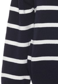 Navyblauw sweater met horizontale witte strepen. Gebreide stof met een zachte textuur. Heeft een ontspannen pasvorm en geribbelde boorden aan de mouwen.