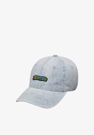 Jasnoniebieska jeansowa czapka bejsbolowa z zakrzywionym daszkiem i prostokątną naszywką z logo DC Shoes na środku z przodu.