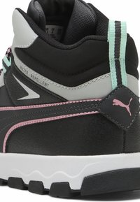Schwarz-graue Mid-Top-Sneaker aus wasserabweisendem Material, mit rosa Akzenten und charakteristischer gestreifter Hardware auf der Rückseite. Gummisohle.