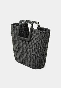 Borsa tote intrecciata nera dalla forma rettangolare, superficie testurizzata e due manici quadrati. Dettagli in materiale grigio lucido sui manici.