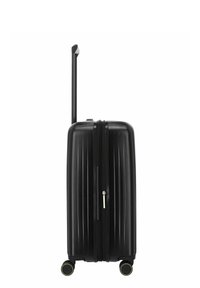 Maleta rígida negra de pie con asa telescópica extendida y cuatro ruedas giratorias sobre un fondo blanco.