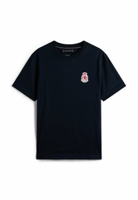 Camiseta azul marino de algodón con cuello redondo, mangas cortas y un logo bordado en blanco y rojo en el lado izquierdo del pecho.