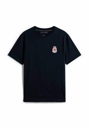 Marineblaue T-Shirt aus Baumwolle mit Rundhalsausschnitt, kurzen Ärmeln und einem gestickten Logo in Weiß und Rot auf der linken Brust.
