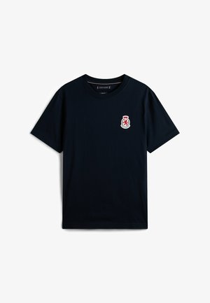 Camiseta azul marino de algodón con cuello redondo, mangas cortas y un logo bordado en blanco y rojo en el lado izquierdo del pecho.