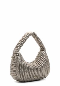 Petit sac à main métallique argenté avec texture en cuir plissé, poignée épaisse, fermeture éclair et petit logo de marque doré sur le devant.