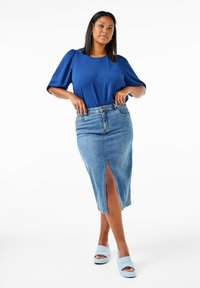 Zizzi MIT KURZEM ARM UND SCHLEIFE HINTEN - Blūze - estate blue