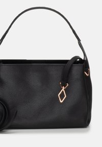 Borsa a mano in pelle nera testurizzata con manico corto, caratterizzata da un accento geometrico dorato e da un design elegante e strutturato.
