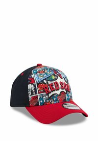Cappellino da baseball rosso con retro in rete nera. La parte frontale presenta un design colorato in stile fumetto e la scritta "RED SOX" ricamata in rosso.