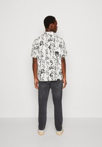 Edwin PRIVATE LETTER SHIRT UNISEX - Pogājama blūze - white/black