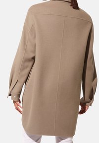 MADELEINE Cappotto corto - taupe