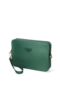 Clutch rettangolare verde scuro con una superficie testurizzata, dotata di una cerniera dorata e di una tracolla. Logo impresso sul fronte.