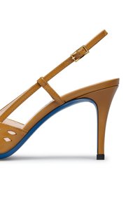 Sandalo alto di colore beige con design aperto, materiale in pelle, cinturino regolabile con fibbia dorata, accento blu sulla suola, superficie testurizzata.