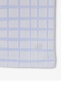 Ljusblått tyg med ett rutmönster av vita rutor. Har en strukturerad väv och en präglad "ULTRA DRY"-etikett i det nedre högra hörnet.