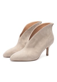 Béžové zamatové členkové topánky s špicatou špičkou, štíhlým podpätkom a hlbokým V-výstrihom na stranách. Hladký povrch a minimálne švíky.