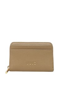 Cartera de cuero color marrón claro con cierre de cremallera, múltiples compartimentos para tarjetas y detalle de logo en relieve. Textura suave con un patrón de grano sutil.
