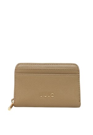 Cartera de cuero color marrón claro con cierre de cremallera, múltiples compartimentos para tarjetas y detalle de logo en relieve. Textura suave con un patrón de grano sutil.