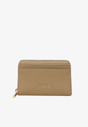 Cartera de cuero color marrón claro con cierre de cremallera, múltiples compartimentos para tarjetas y detalle de logo en relieve. Textura suave con un patrón de grano sutil.