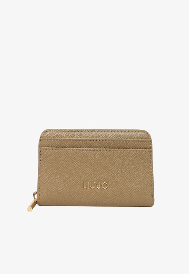 Cartera de cuero color marrón claro con cierre de cremallera, múltiples compartimentos para tarjetas y detalle de logo en relieve. Textura suave con un patrón de grano sutil.