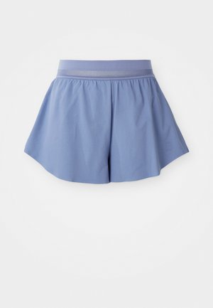 Bermudas deportivas de color azul claro, hechas de un material ligero, con una cintura elástica con detalles de malla y un diseño acampanado para mayor comodidad.