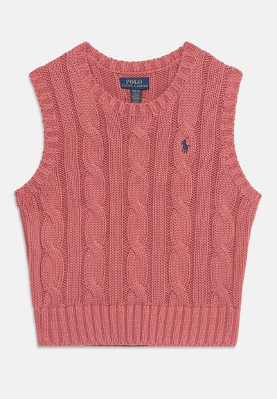 Gilet sans manches en maille torsadée rose avec col rond et petit logo brodé sur la poitrine gauche.