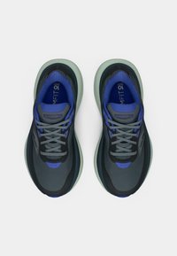 Tenis de corrida cinzentos com acentos azuis, parte superior em malha, sobreposições texturizadas e sola verde claro. Apresenta atacadores em contraste e detalhe do logo.