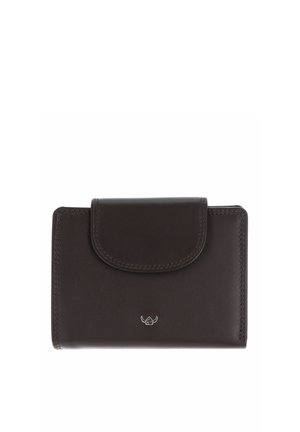 Portefeuille compact en cuir marron foncé avec fermeture à rabat et petit emblème logo en métal centré sur le devant.