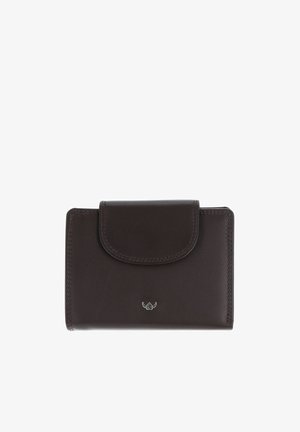 Portefeuille compact en cuir marron foncé avec fermeture à rabat et petit emblème logo en métal centré sur le devant.