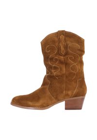 Bota vaquera de ante marrón con punta redonda, costuras decorativas y un tacón bajo apilado. Presenta un caña alta con un borde ondulado.