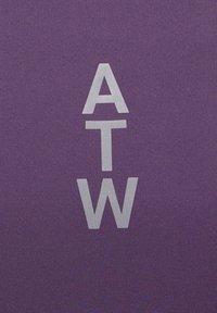 Lilla tekstil med en glat tekstur, der fremviser bogstaverne "A", "T" og "W" i fed sølvtryk, arrangeret vertikalt.