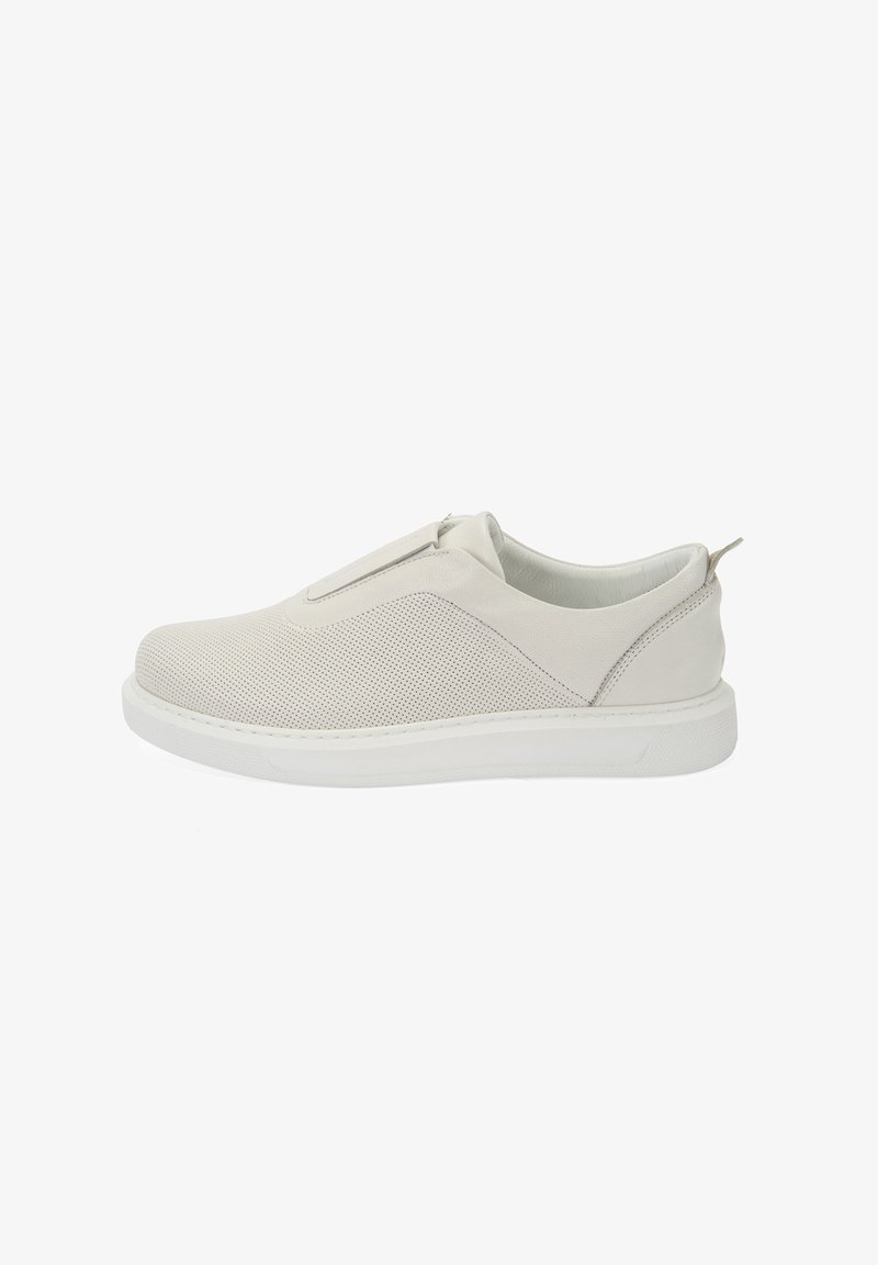 Hellgrauer Slip-On-Sneaker mit einem strukturierten Mesh-Obermaterial, glatten Lederakzenten und einer weißen Gummisohle. Verfügt über einen Zugschlaufe an der Ferse.