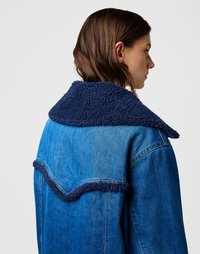 Spijkerjack met een marineblauwe, zachte kraag en voering, met een kenmerkend golvend ontwerp op de rug en een gestructureerde stof.