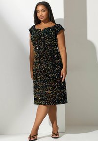 Czarna sukienka z cekinami, z dopasowanym fasonem i krótkimi rękawami, zdobiona kolorowym wzorem w kropki. Teksturowana powierzchnia z długością do kolan.