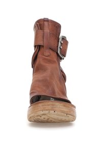 Brun læder ankelstøvle med en bred justerbar rem og metalspænde, træsål og åben tå.